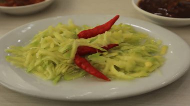 Izgara balık yemekleri ve mango dilimleri için sos ve sosların karışımı.