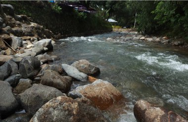 Kayaların arasındaki nehirde temiz su akıyor.