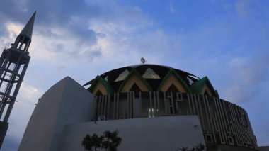 Endonezya 'daki cami kuleleri. İslam kökenli bir cami. Camiinin tasarımı İslami mimari geleneğinde yer alır. Yaratıcı soyut fotoğrafçılık