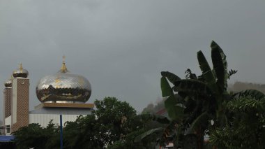 Endonezya 'daki cami kuleleri. İslam kökenli bir cami. Camiinin tasarımı İslami mimari geleneğinde yer alır. Yaratıcı soyut fotoğrafçılık