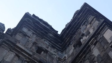 Antik Prambanan tapınak kompleksinde berrak mavi gökyüzü arka planına sahip bir tapınak manzarası. Popüler turizm merkezi. İnsan Yok.