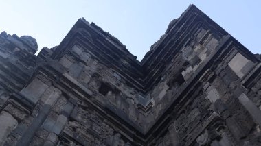 Antik Prambanan tapınak kompleksinde berrak mavi gökyüzü arka planına sahip bir tapınak manzarası. Popüler turizm merkezi. İnsan Yok.