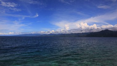 Endonezya 'da öğleden sonra çekilmiş bir deniz kenarı adası manzarası. Güzel manzara.