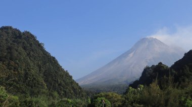 Endonezya 'daki Merapi Dağı' nın çevresindeki tropik ormanların havadan görünüşü.