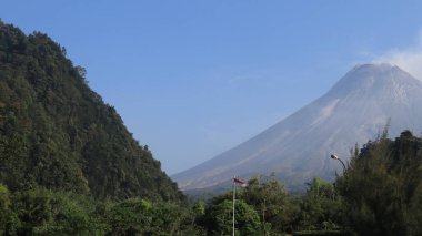 Endonezya 'daki Merapi Dağı' nın çevresindeki tropik ormanların havadan görünüşü.