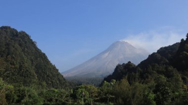 Endonezya 'daki Merapi Dağı' nın çevresindeki tropik ormanların havadan görünüşü.