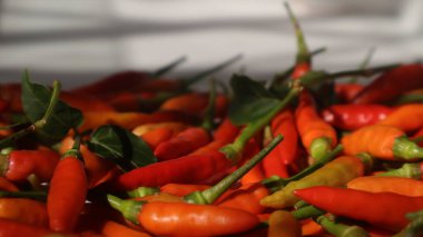 Beyaz arka planda taze kırmızı biber