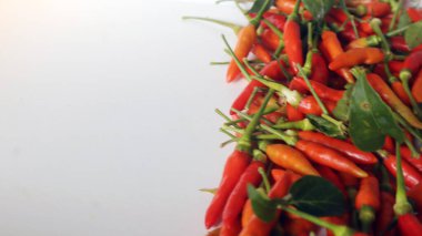 Beyaz arka planda taze kırmızı biber