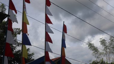 Endonezya 'nın bağımsızlığını kutlamak için renkli bayraklar