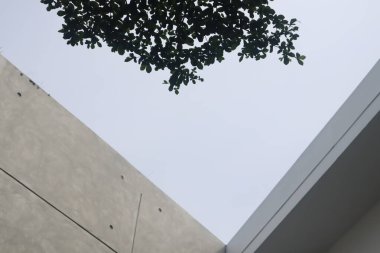 Binanın tabanının gökyüzüne karşı bakış açısı ve bakış açısı