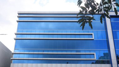 Binanın tabanının gökyüzüne karşı bakış açısı ve bakış açısı