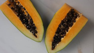 Arka planda taze olgun papaya meyvesi, çiğ vegan diyeti kavramı. Üst görünüm