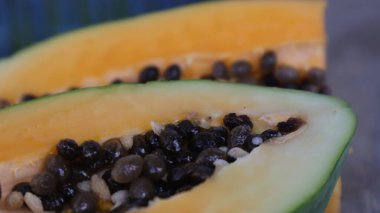 Arka planda taze olgun papaya meyvesi, çiğ vegan diyeti kavramı. Üst görünüm
