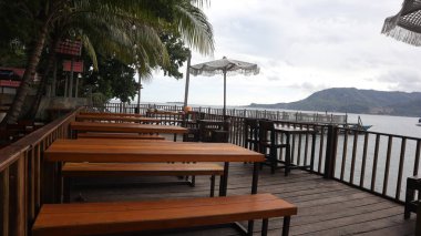 Öğleden sonra plajda kafe masaları ve sandalyeler, dinlenmek için harika bir yer.