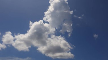 Gökyüzünde güzel bulutlar, gündüz fotoğrafı..