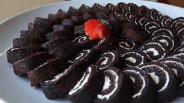 Hamur işleri tabağa konur, masaya konur.