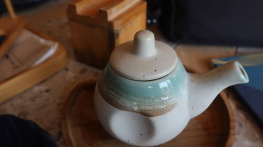 Poci topraktan yapılmış bir çaydanlık ve kupadır. Bu çaydanlık Endonezya sosyetesinin kendine özgü aromasıyla çay servisi için kullanılıyor..