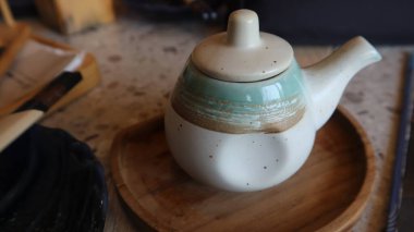 Poci topraktan yapılmış bir çaydanlık ve kupadır. Bu çaydanlık Endonezya sosyetesinin kendine özgü aromasıyla çay servisi için kullanılıyor..