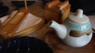 Poci topraktan yapılmış bir çaydanlık ve kupadır. Bu çaydanlık Endonezya sosyetesinin kendine özgü aromasıyla çay servisi için kullanılıyor..