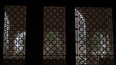 Taş Pencere Silueti Cami Silueti. Yansıma