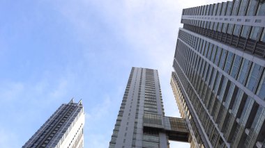 Şehir merkezindeki ofis ve iş binalarının mimari görünümü, modern gökdelenler