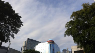 Şehir merkezindeki ofis ve iş binalarının mimari görünümü, modern gökdelenler