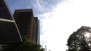 Şehir merkezindeki ofis ve iş binalarının mimari görünümü, modern gökdelenler