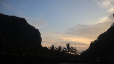 Rammang-Rammang turistik bölgesinde doğal manzara, öğleden sonra güzel manzara. Endonezya karst bölgesi