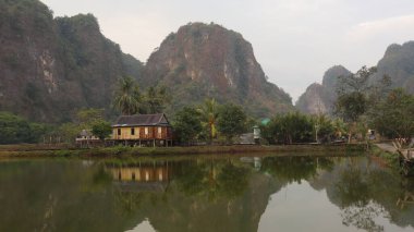 Rammang-Rammang turistik bölgesinde doğal manzara, öğleden sonra güzel manzara. Endonezya karst bölgesi