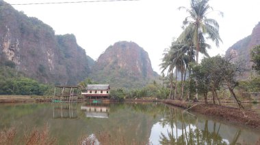 Rammang-Rammang turistik bölgesinde doğal manzara, öğleden sonra güzel manzara. Endonezya karst bölgesi