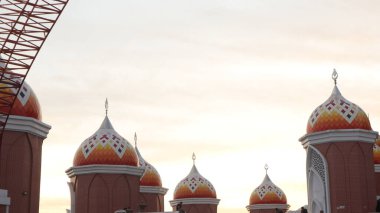 Doksan dokuz kubbeli büyük cami. 99. Kubbe Camii, ilginç mimarisi olan Losari Makassar 'da yer alıyor.