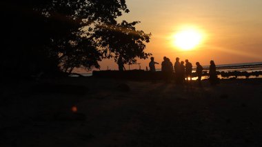 Endonezya 'da okyanus üzerinde dramatik bulutlarda düşük turuncu gün batımı