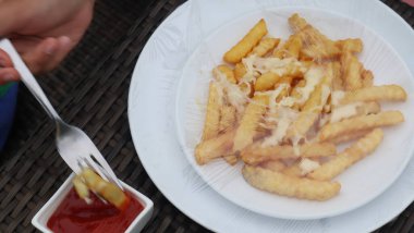 Patates kızartması ya da masada ketçaplı patates cipsi..