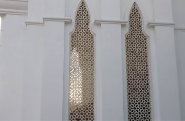 Duvardaki altın rengi süslemeler odanın güzelliğini artırıyor..