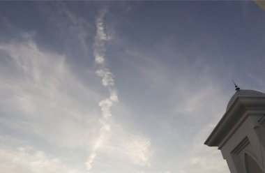 İslam mescitinin kubbesi temiz gökyüzüne karşı duruyor, cami Müslümanlar için bir ibadethane..