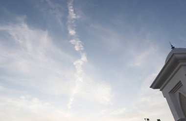 İslam mescitinin kubbesi temiz gökyüzüne karşı duruyor, cami Müslümanlar için bir ibadethane..
