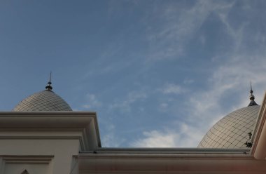İslam mescitinin kubbesi temiz gökyüzüne karşı duruyor, cami Müslümanlar için bir ibadethane..