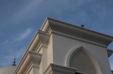 İslam mescitinin kubbesi temiz gökyüzüne karşı duruyor, cami Müslümanlar için bir ibadethane..
