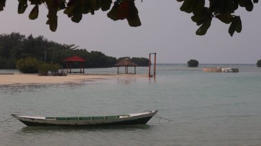 Endonezya kıyılarında geleneksel tekneler.