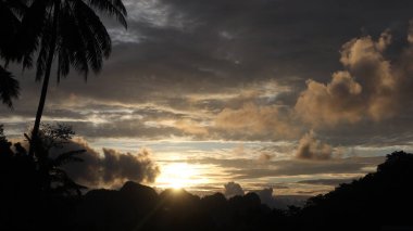 Arkasında Endonezya pirinç tarlaları olan dağlarda gün batımı, çok güzel bir manzara..