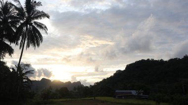 Arkasında Endonezya pirinç tarlaları olan dağlarda gün batımı, çok güzel bir manzara..