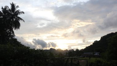 Arkasında Endonezya pirinç tarlaları olan dağlarda gün batımı, çok güzel bir manzara..
