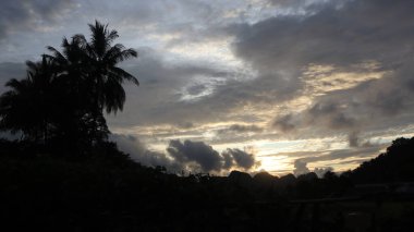 Arkasında Endonezya pirinç tarlaları olan dağlarda gün batımı, çok güzel bir manzara..