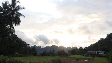 Arkasında Endonezya pirinç tarlaları olan dağlarda gün batımı, çok güzel bir manzara..
