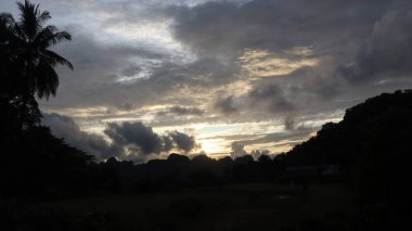 Arkasında Endonezya pirinç tarlaları olan dağlarda gün batımı, çok güzel bir manzara..