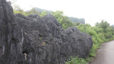 Maros ve Pangkep Regencies, Güney Sulawesi 'deki karst kümeleri Çin' den sonra dünyanın en güzel ikinci karst bölgeleridir..