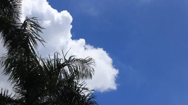 Gökyüzünde güzel bulutlar, gündüz fotoğrafı..