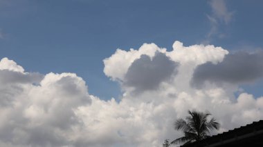 Gökyüzünde güzel bulutlar, gündüz fotoğrafı..