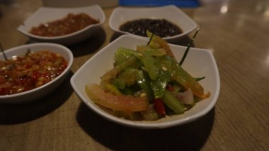 Izgara balık yemekleri için sos ve sosların karışımı..