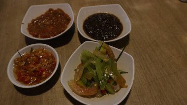 Izgara balık yemekleri için sos ve sosların karışımı..